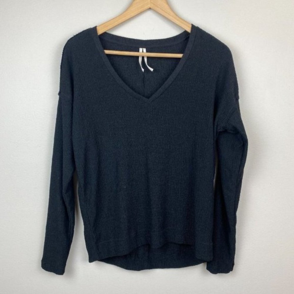 By Anthropologie Top XS Black Long Sleeve V-Neck Crinkle Stretch Drop Shoulder